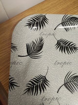 Bandeja decorada con hojas tropicales