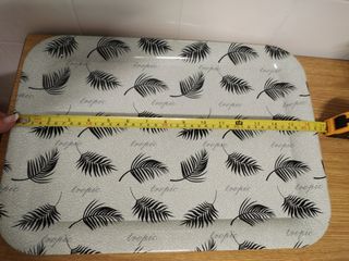 Bandeja decorada con hojas tropicales