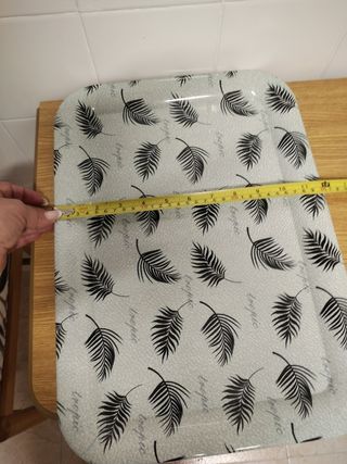 Bandeja decorada con hojas tropicales