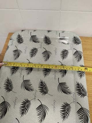 Bandeja decorada con hojas tropicales