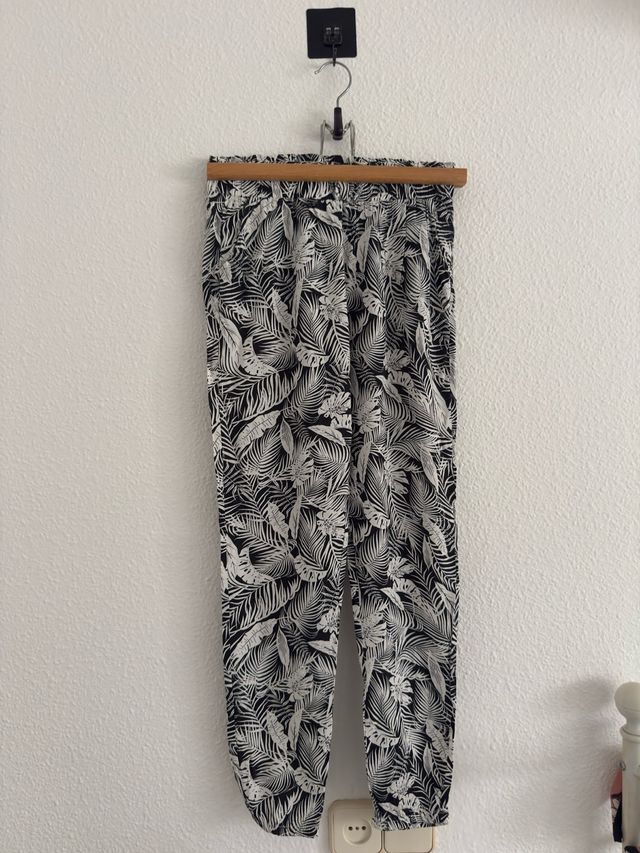Pantalones tapered de punto con estampado.