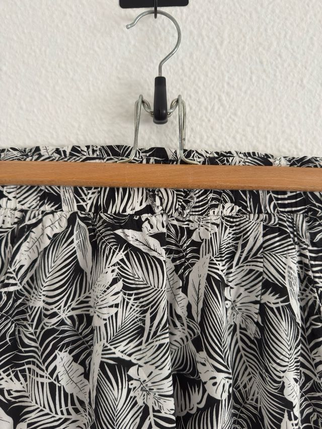 Pantalones tapered de punto con estampado.