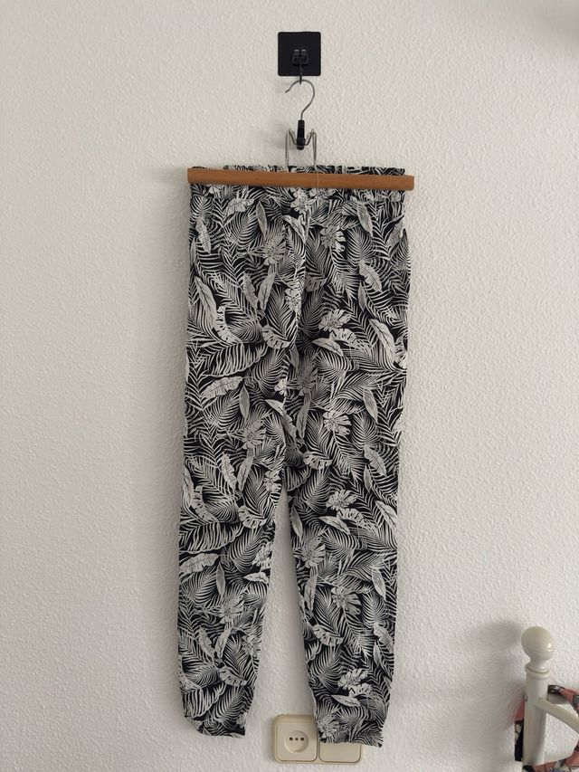 Pantalones tapered de punto con estampado.