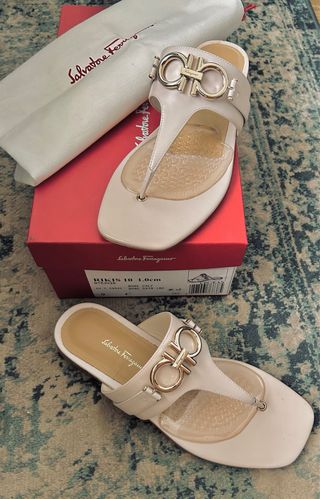 Sandalias planas piel blancas Salvatore Ferragamo