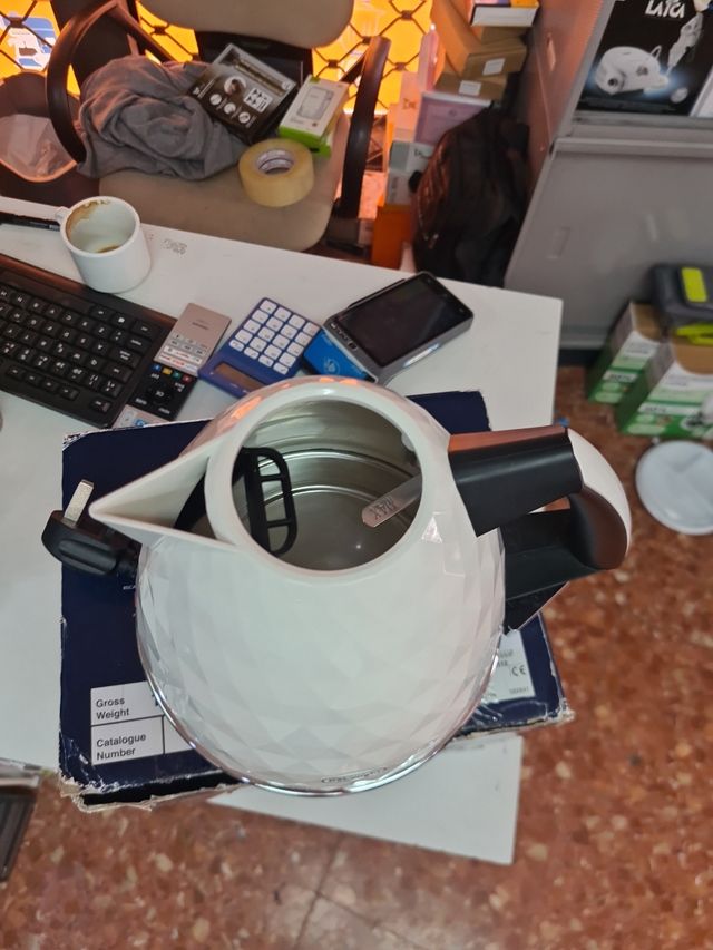 Tetera Eléctrica DeLonghi Brillante KBJ 2001.W