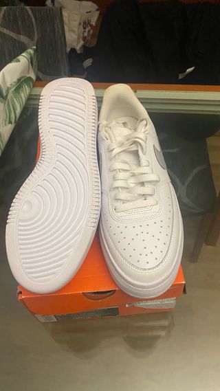 Zapatillas Nike Blancas y Plateadas