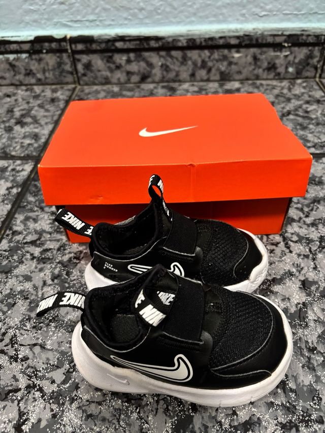 Zapatillas Nike Niñ@ Negras y Blancas