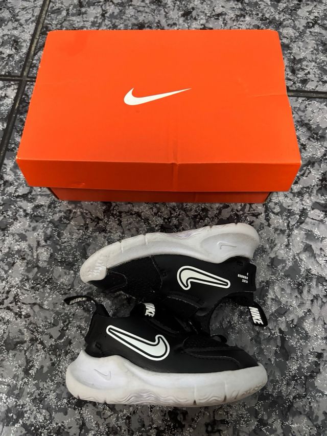 Zapatillas Nike Niñ@ Negras y Blancas