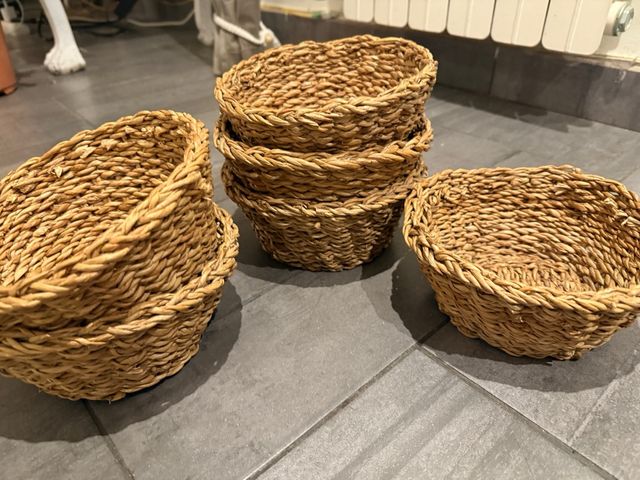 Cestas de paja tejidas a mano