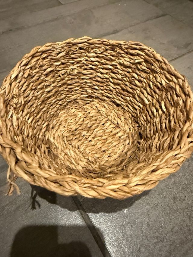 Cestas de paja tejidas a mano