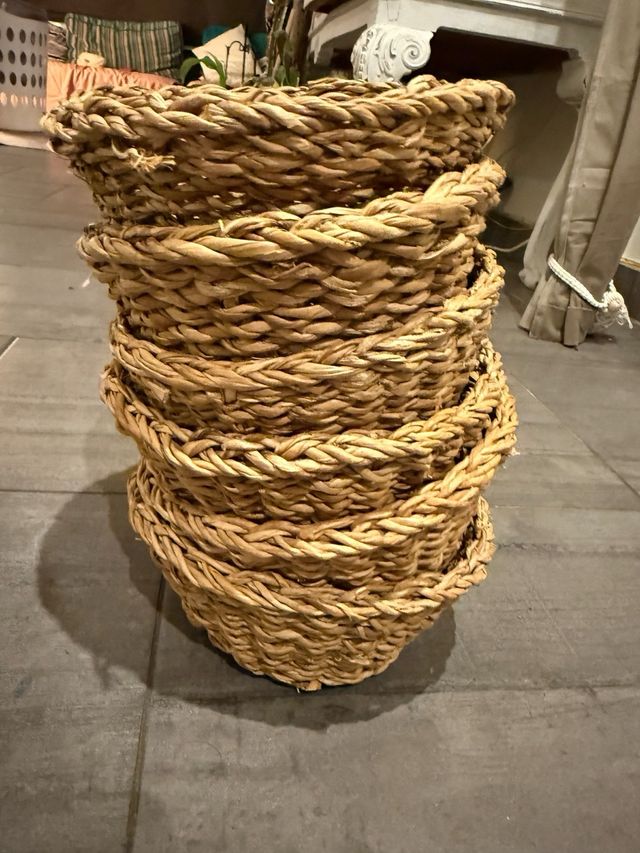 Cestas de paja tejidas a mano