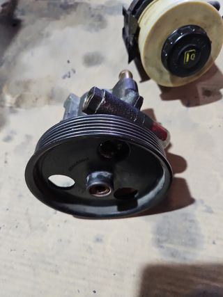 Bomba dirección y vaso líquido dirección 
