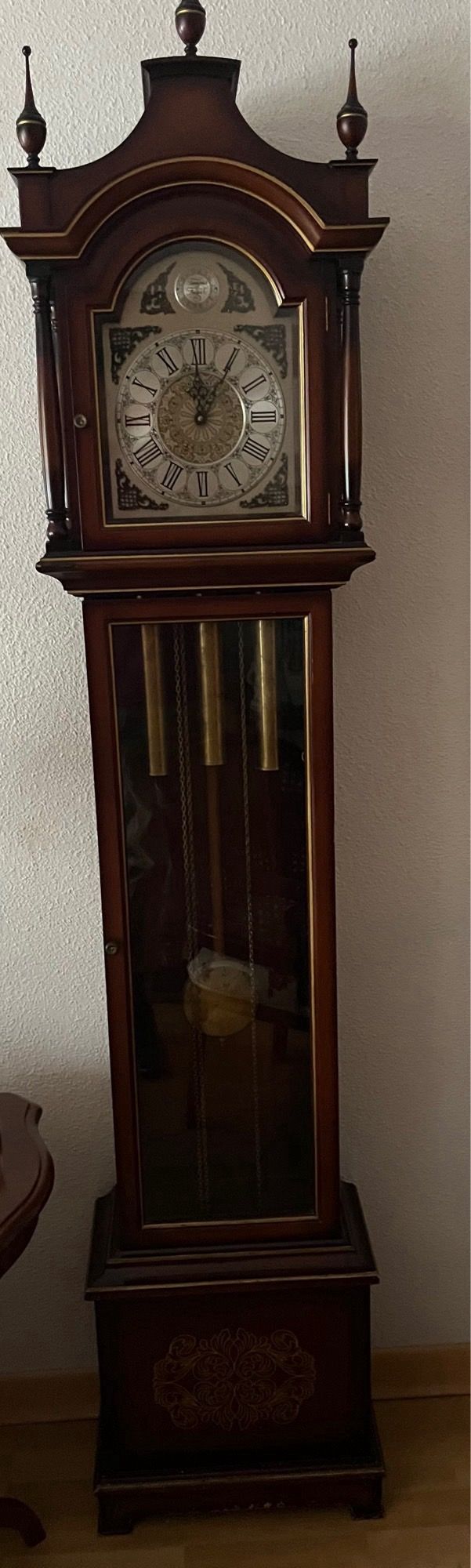 Reloj de pie clásico de madera