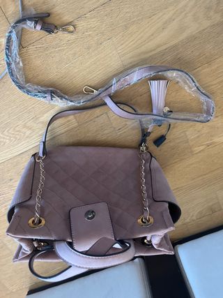 Bolso rosa acolchado con cadena