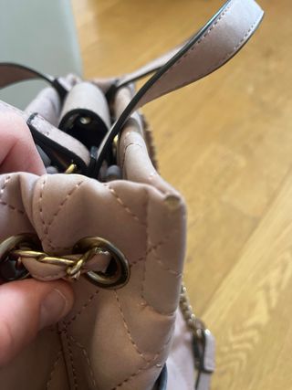 Bolso rosa acolchado con cadena