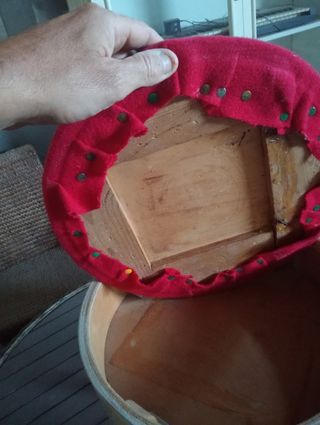 Banqueta tapizada roja  antigua