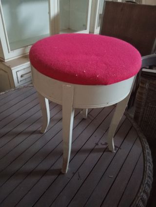 Banqueta tapizada roja  antigua