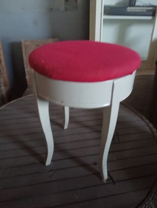 Banqueta tapizada roja  antigua