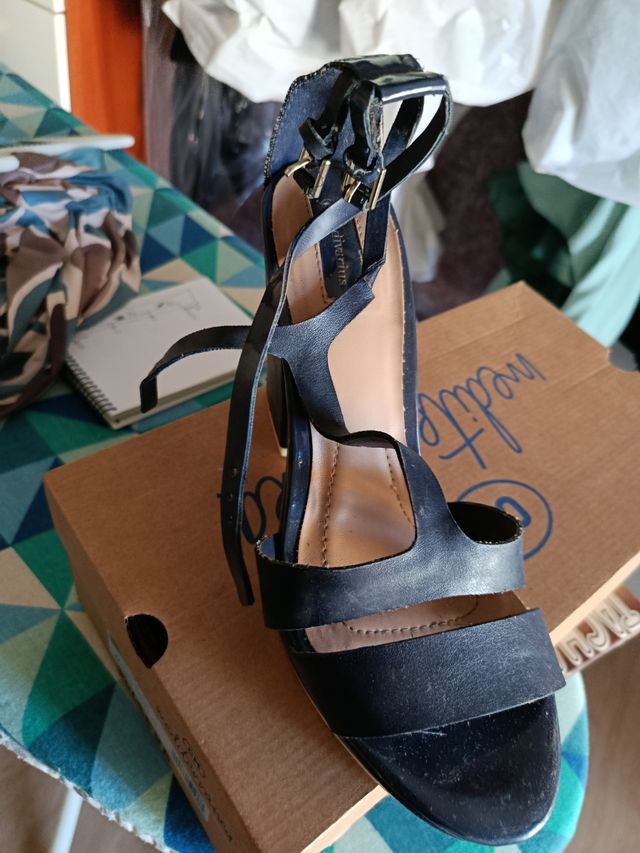 Sandalias negras de tacón