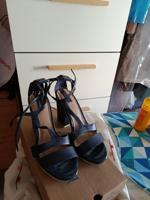 Sandalias negras de tacón