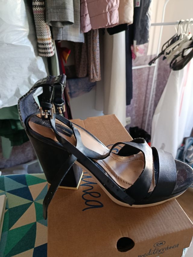 Sandalias negras de tacón