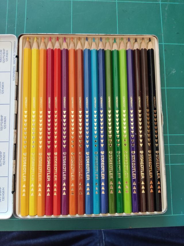 Confezione da 18 matite colorate Staedtler Oldtimer BMW