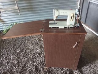 Máquina de coser Sigma antigua con mueble