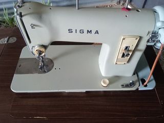 Máquina de coser Sigma antigua con mueble
