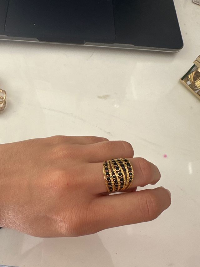 Anillo dorado con detalles negros