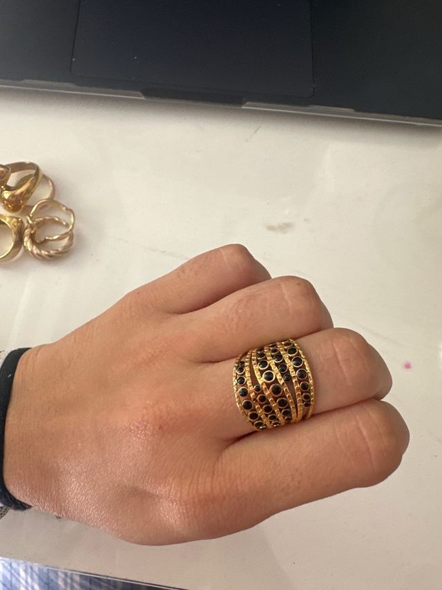 Anillo dorado con detalles negros