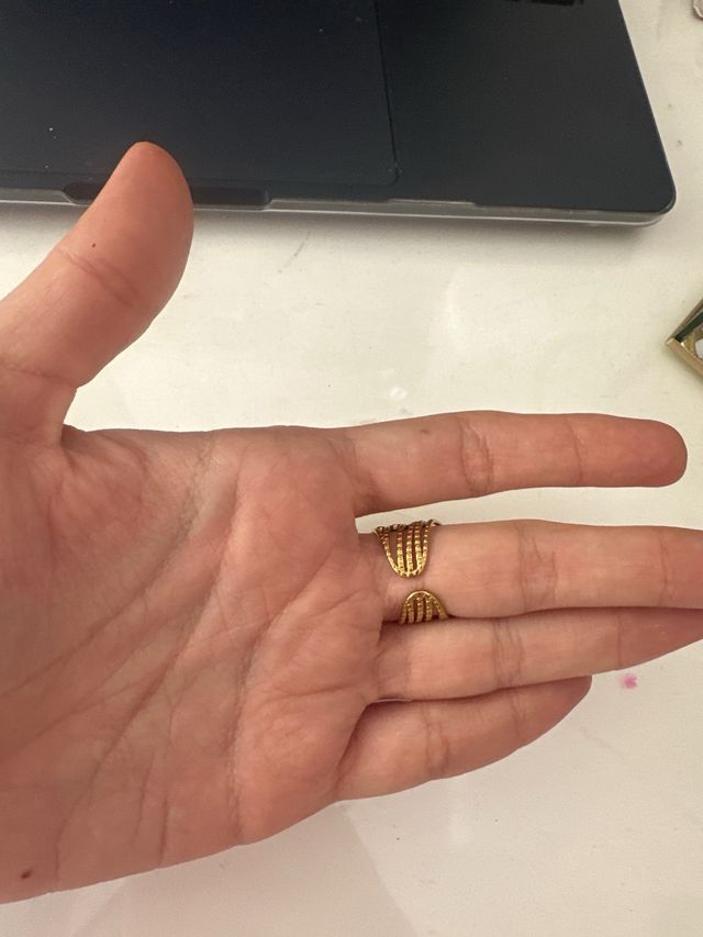 Anillo dorado con detalles negros