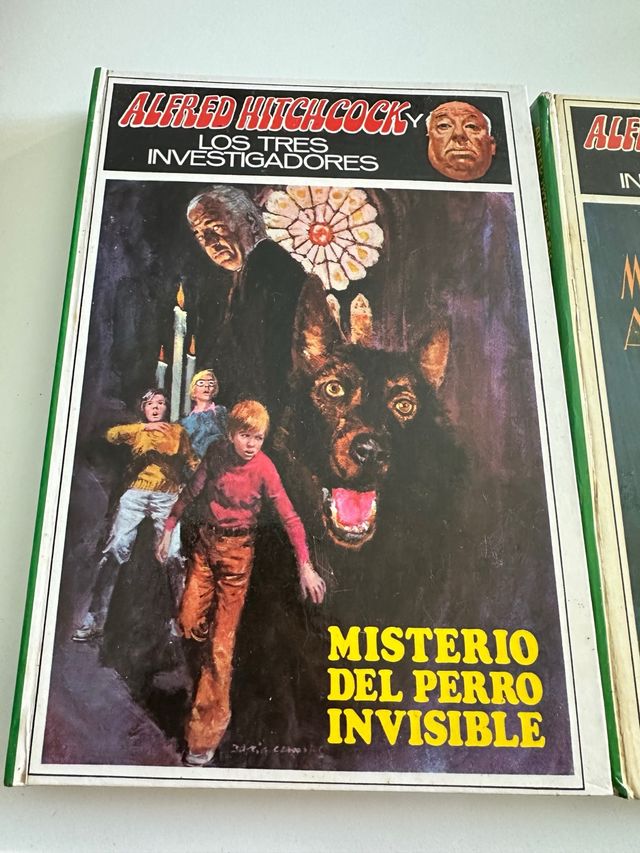 LOTE DE DOS LIBROS DE ALFRED HITCHCOCK JUVENILES
