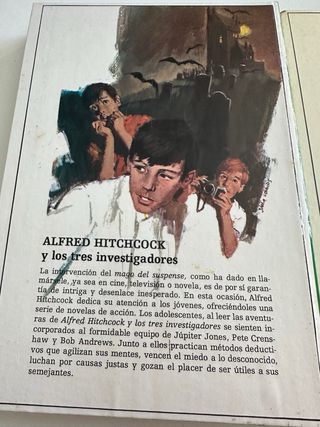 LOTE DE DOS LIBROS DE ALFRED HITCHCOCK JUVENILES