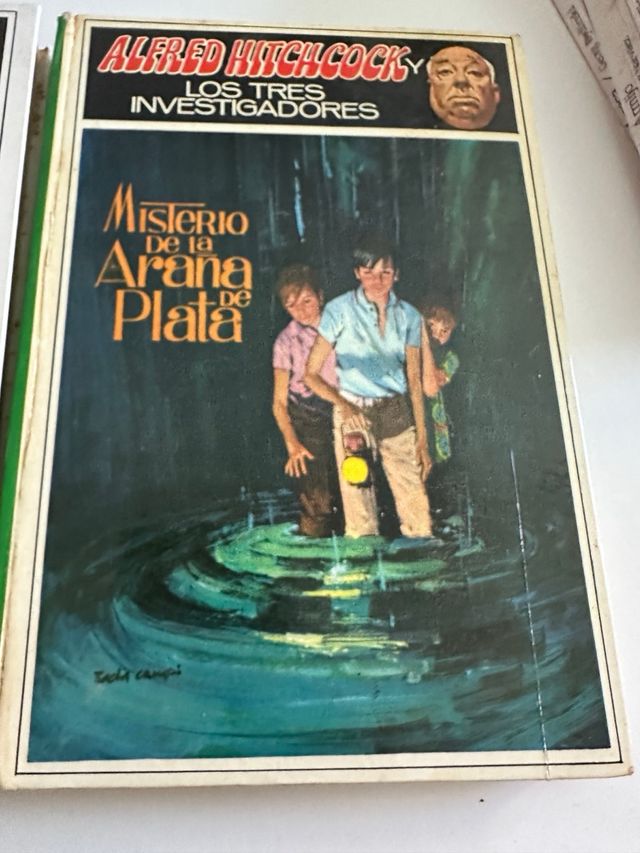 LOTE DE DOS LIBROS DE ALFRED HITCHCOCK JUVENILES