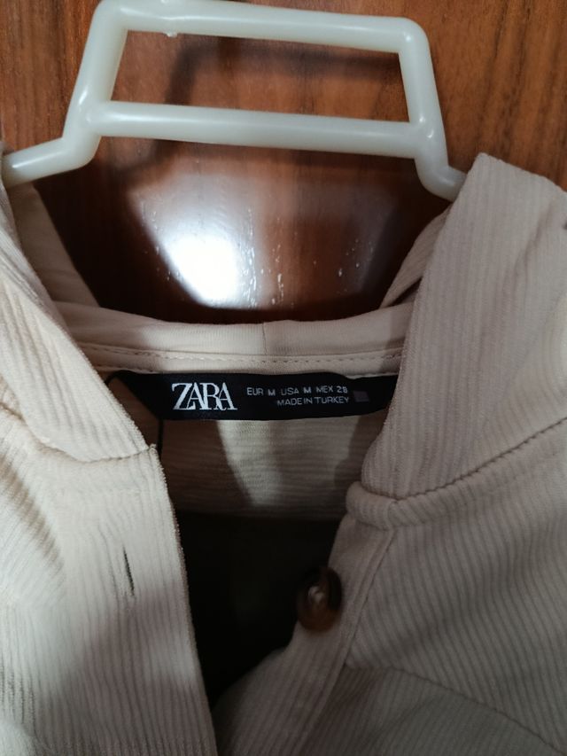 Camisa beige con capucha