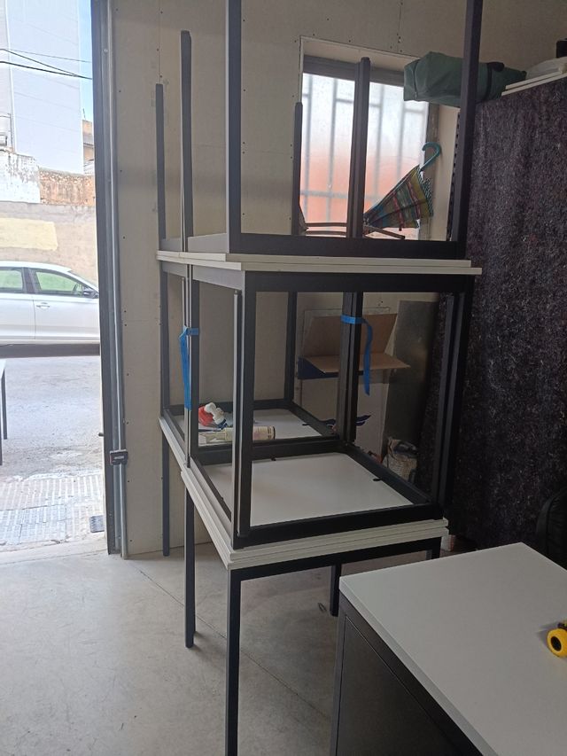 Mesas cuadradas para oficina , cafetería y bar .