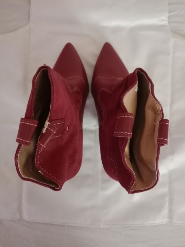 Botines rojos tacón aguja marca MNG