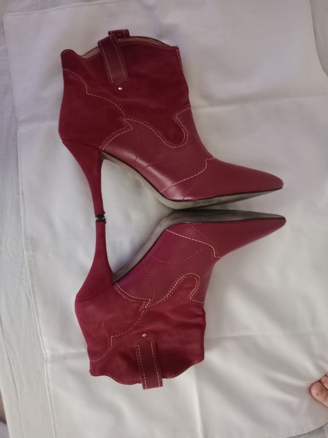 Botines rojos tacón aguja marca MNG