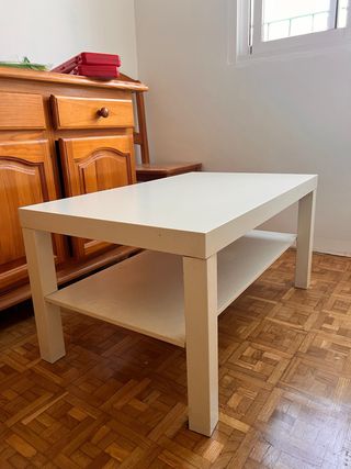 Mesa de centro blanca con estante.