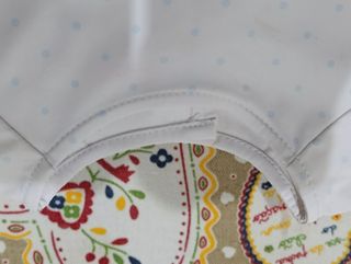 Babero Gocco blanco con puntos azules ideal evento