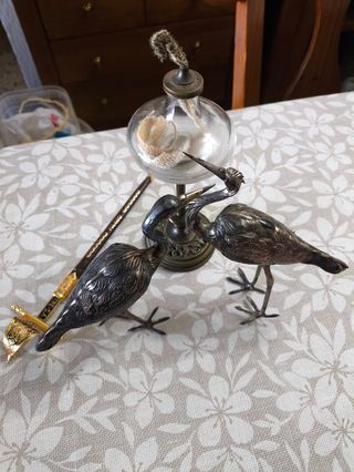 Lámpara de cristal y cigüeñas abrecartas