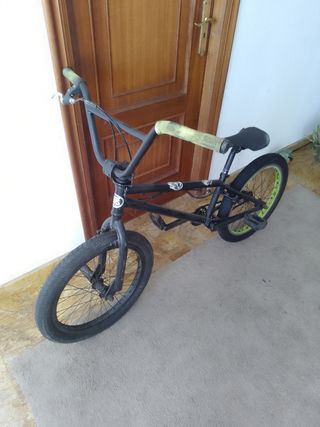 Bici BMX negra
