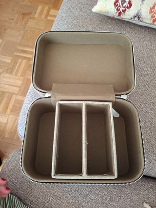 Joyero beige con cremallera y asa