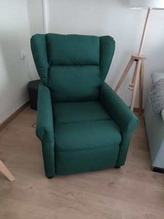 Sillón reclinable eléctrico de tela verde.