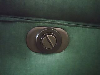 Sillón reclinable eléctrico de tela verde.