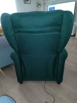 Sillón reclinable eléctrico de tela verde.