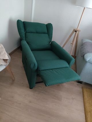 Sillón reclinable eléctrico de tela verde.