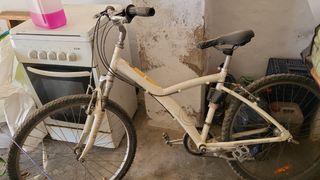 Bicicleta de montaña blanca