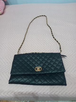 Bolso negro acolchado con cadena dorada