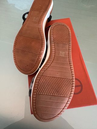 Sandalias EXE negras y doradas con pedrería